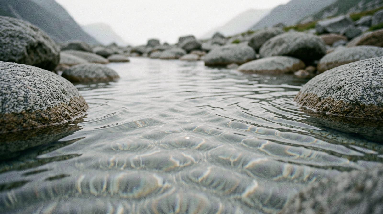 Klares Wasser über alpinen Steinen