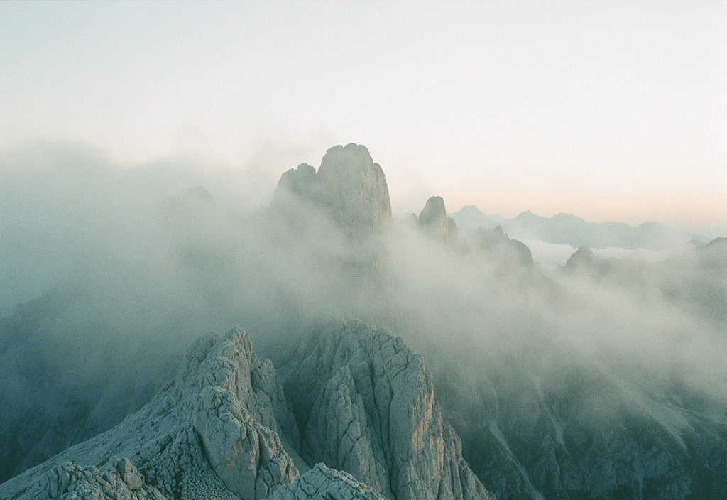 Alpine Landschaft im Nebel